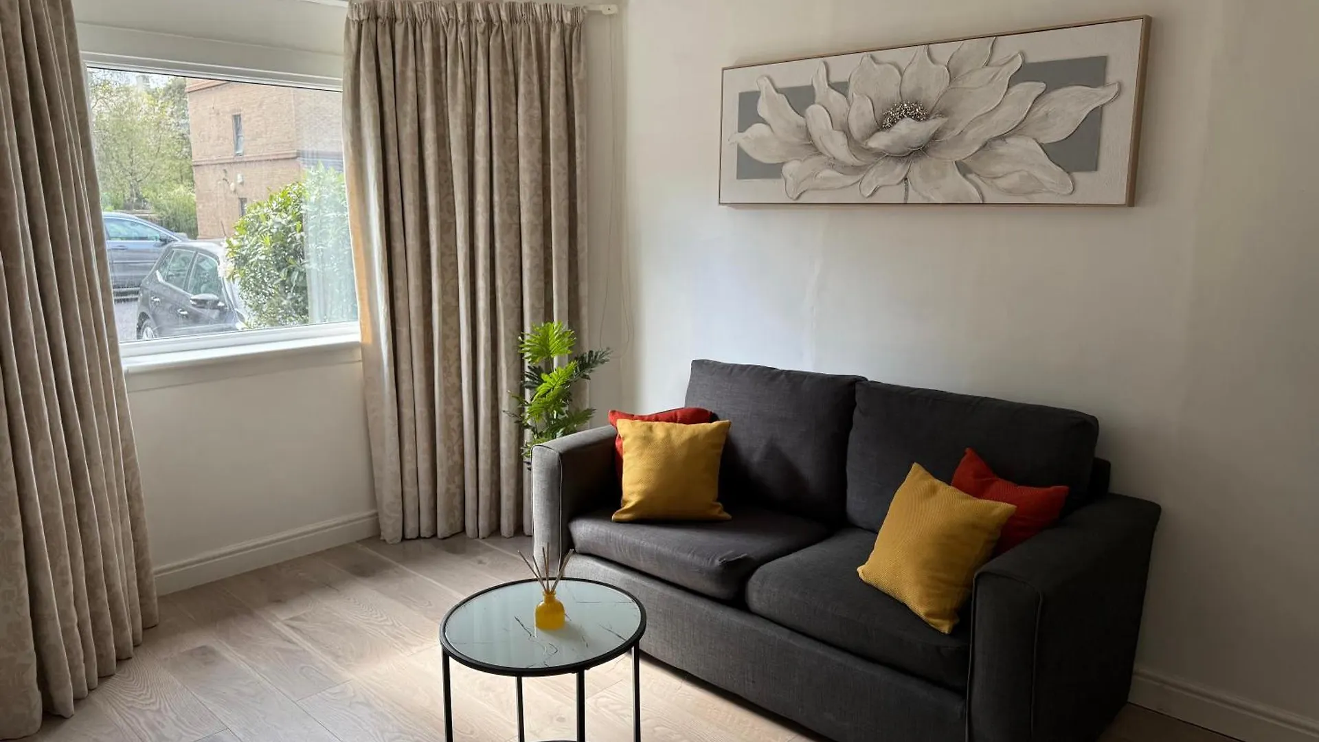 Apartamento 2 Bedroom Flat On Ground Floor In Edinburgh With Parking